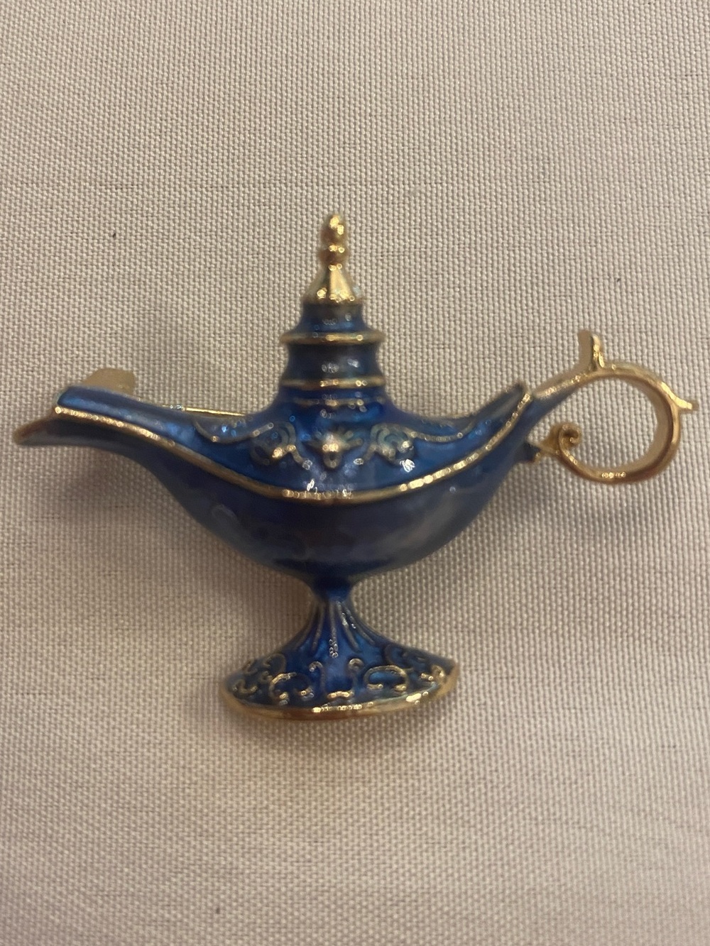 Brooch Genie Aladdin Magic Lamp Pin NEW
